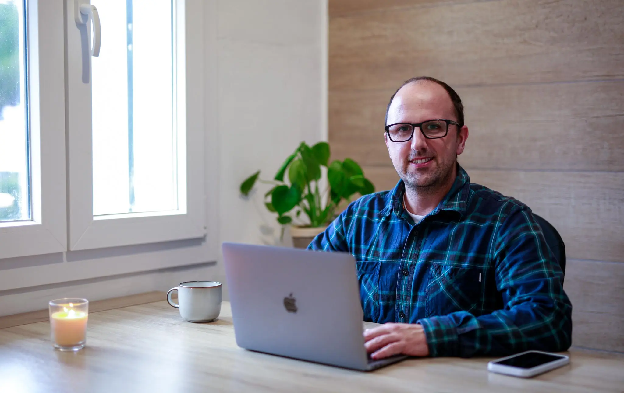 Ricardo Morais, especialista WordPress e SEO, a trabalhar no portátil